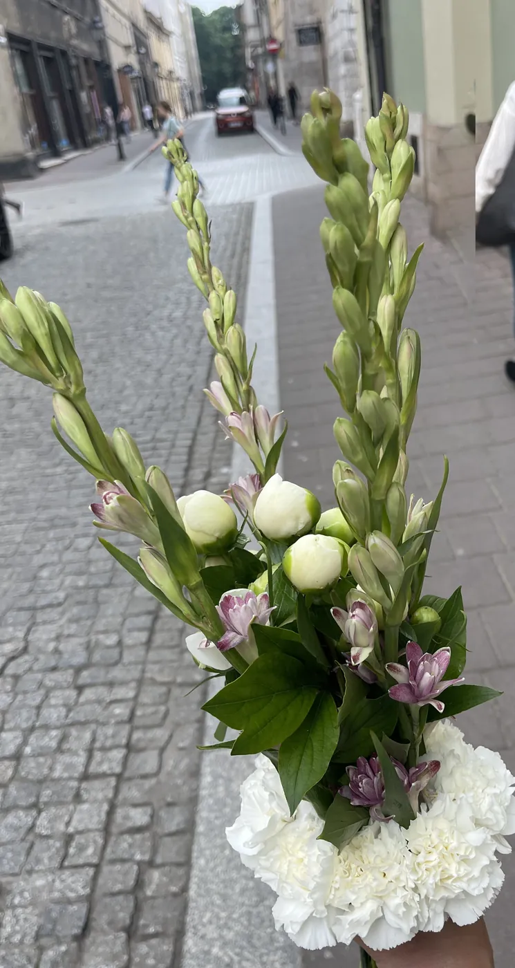 Bukiet z tuberoz, pąków piwonii i białych goździków